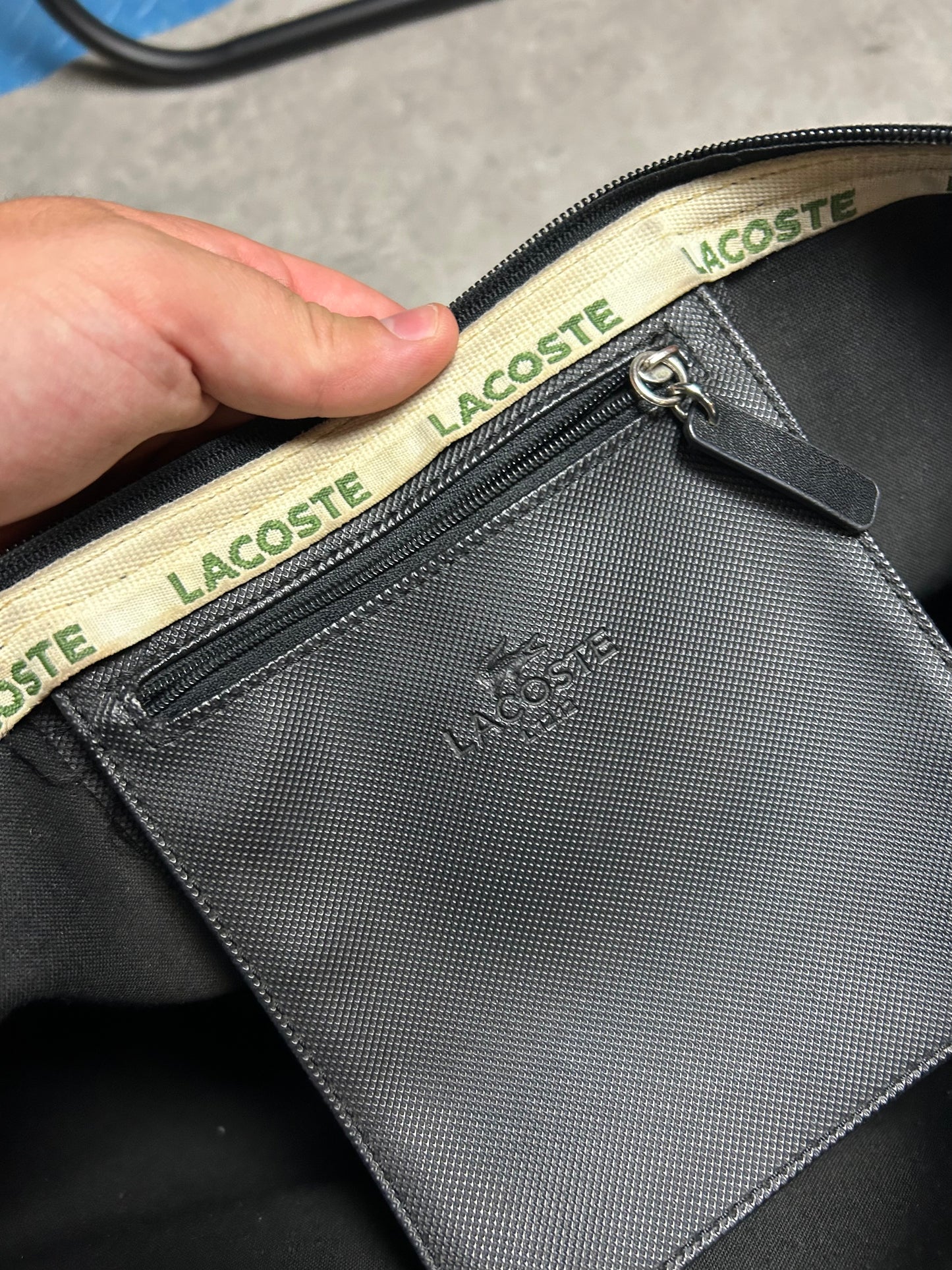 Sac à main Lacoste cabas en cuir noir